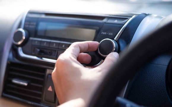 Bipartisan Bill Would Force Automakers To Keep AM Radio in New Cars